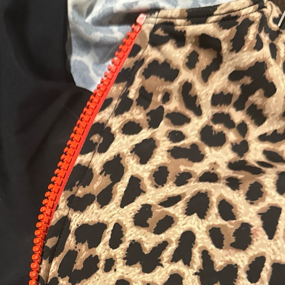 Designer top size large but runs small - Picture 5 of 6